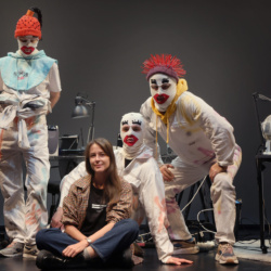 „Spy Girls” reż. Magda Szpecht / spektakl, który prowokuje, niepokoi i&nbsp;zmusza do&nbsp;stawiania trudnych pytań