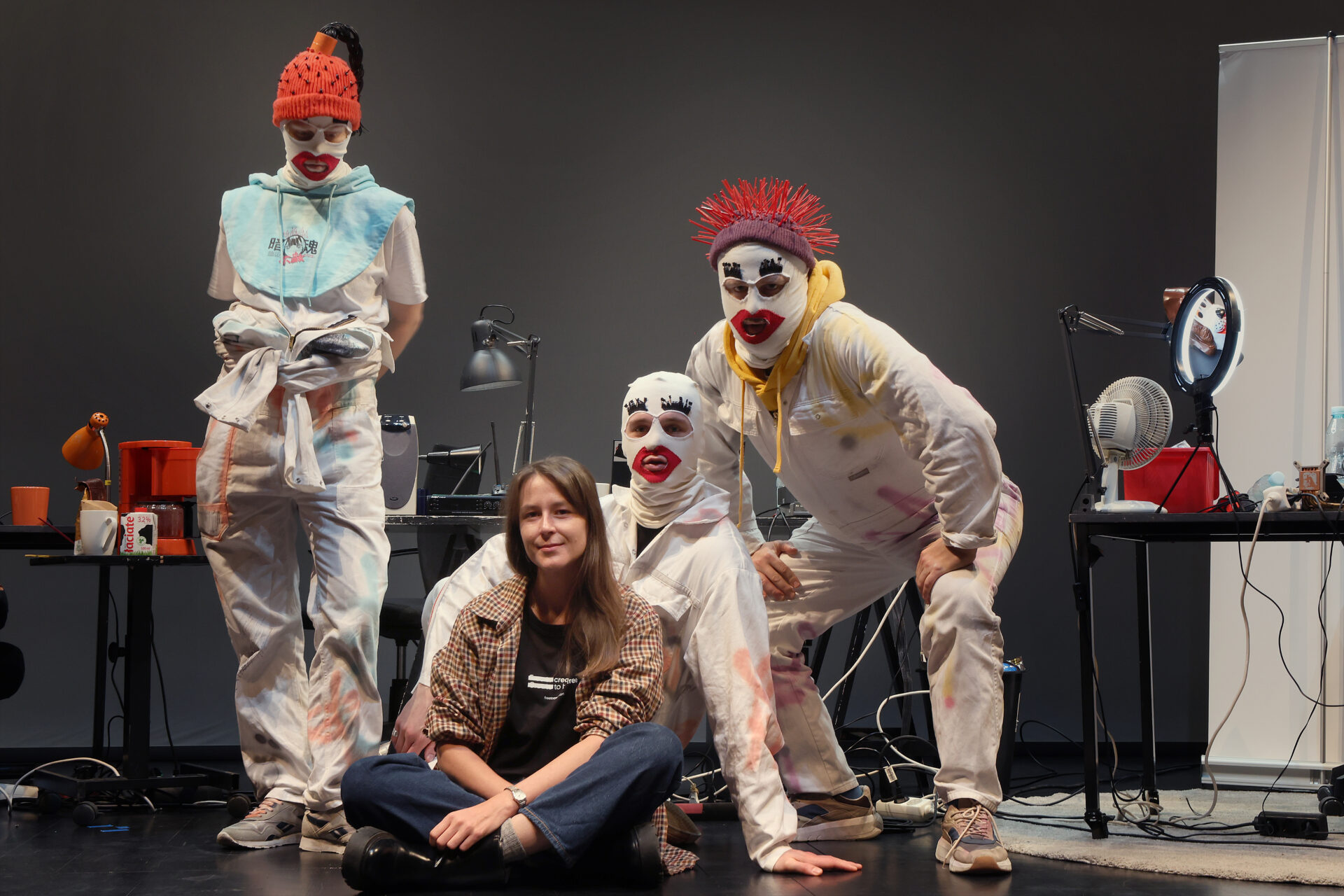 „Spy Girls” reż. Magda Szpecht / spektakl, który prowokuje, niepokoi i&nbsp;zmusza do&nbsp;stawiania trudnych pytań